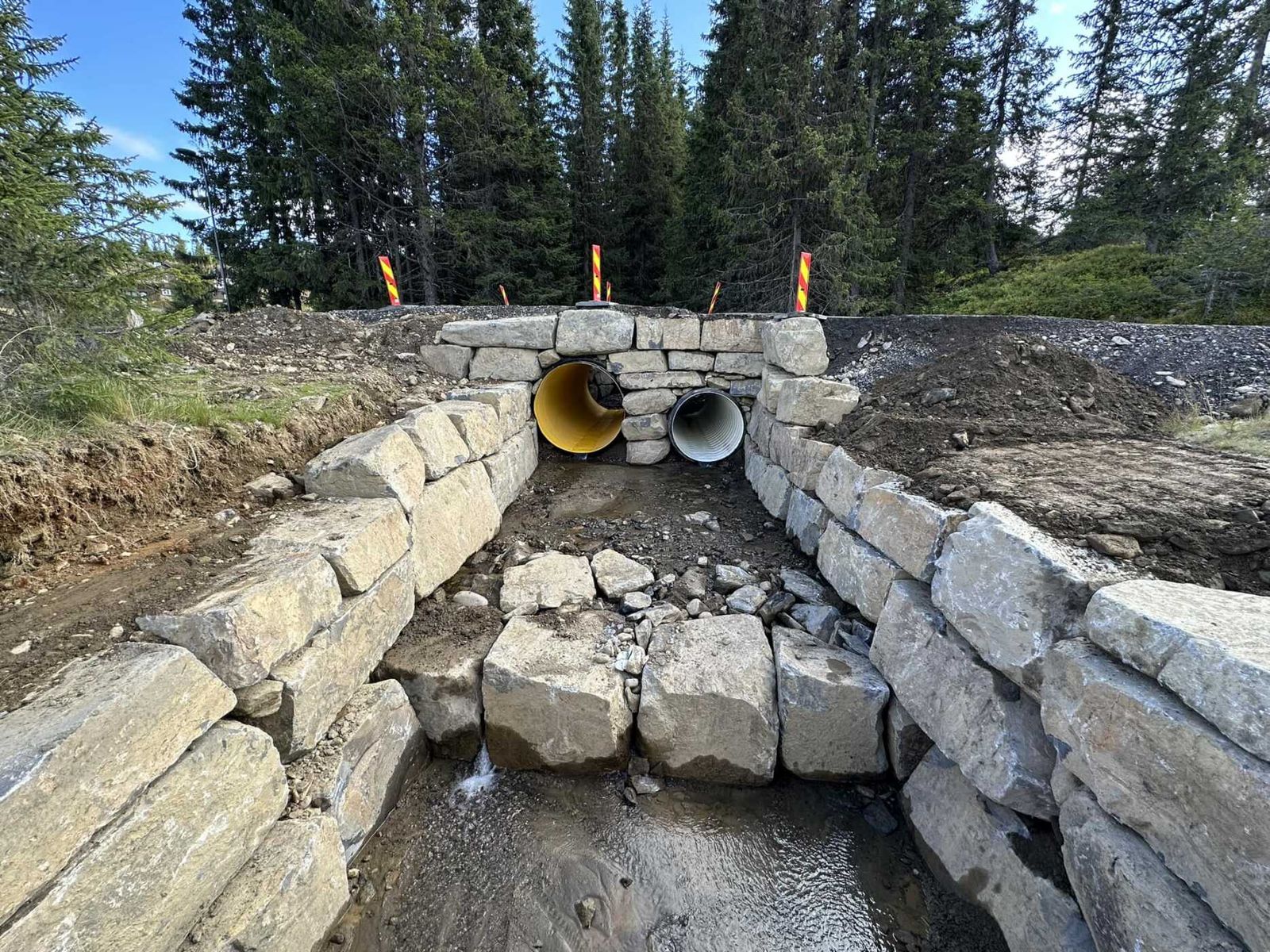 Natursteinsmur og stikkrenne murt i stein