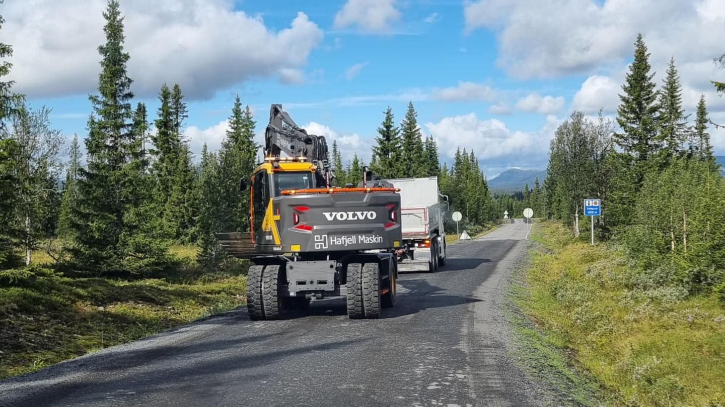 Gravemaskin fra Hafjell Maskin på fylkesveg i fjellet
