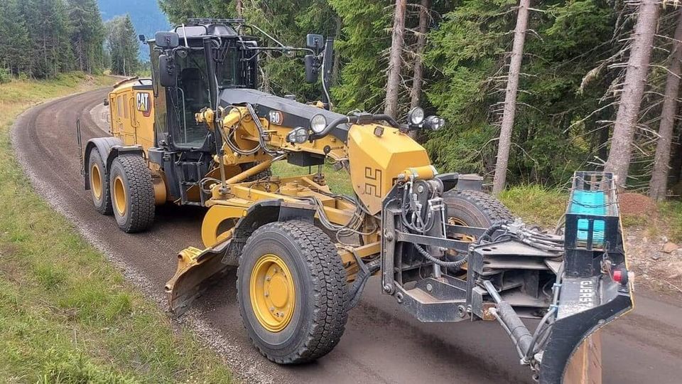 Veghøvel fra Hafjell Maskin høvler grusveg