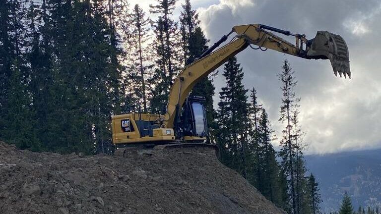 Gravemaskin fra Hafjell Maskin i arbeid i skogsterreng