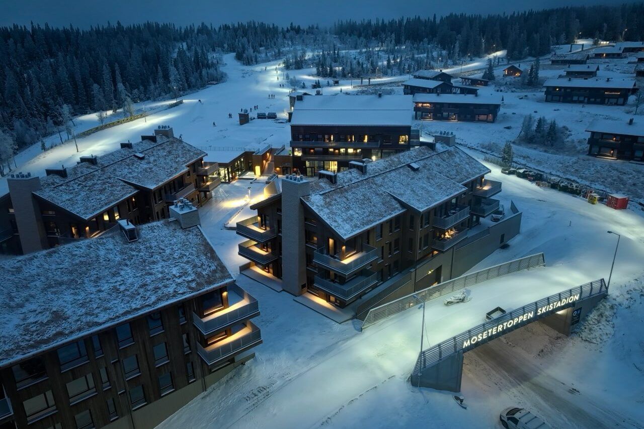 Mosetertoppen skistadion sett fra lufta om kvelden