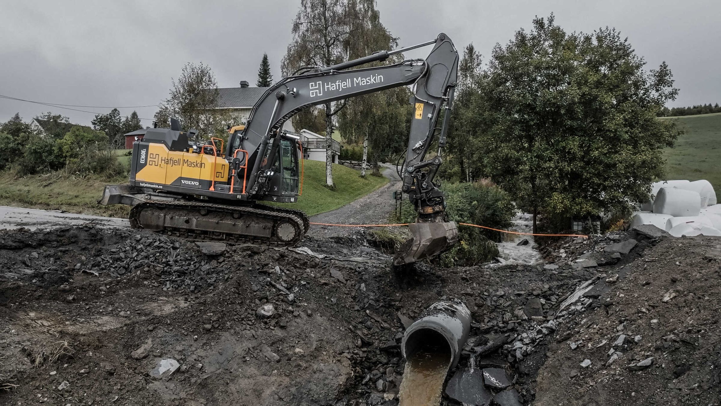 Gravemaskin fra Hafjell Maskin legger stikkrenne ved en bekk i Øyer