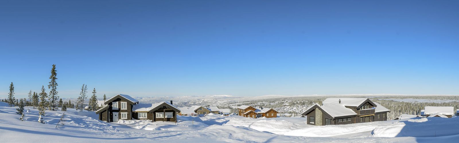 Flere maskiner fra Hafjell Maskin i arbeid på Mosetertoppen med utsikt over Gudbrandsdalen om vinteren